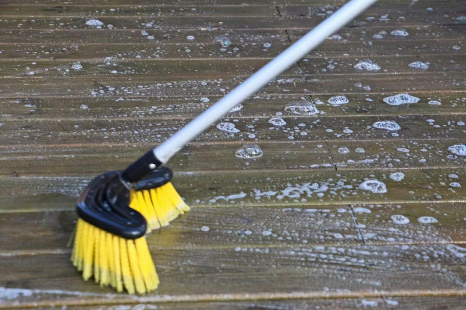 Pihan kevätsiivous Pihan kevätsiivous